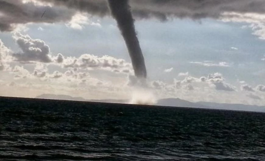 Ο καιρός τρελάθηκε: Σφοδρές καταιγίδες στην Ελλάδα – Στην Βρετανία «καίγονται» – Συνεχίζεται η κακοκαιρία